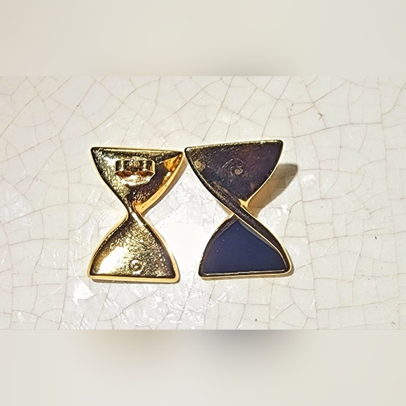 Vintage Avon Hourglass Earrings Pierced Black Gold Tone Simple Classic Retro - Picture 3 of 5